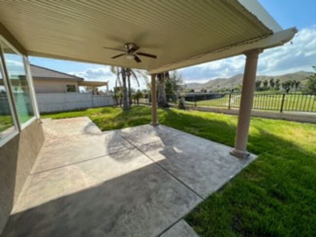 Building Photo - Stunning 2 bedroom Single-Story Home on Me...