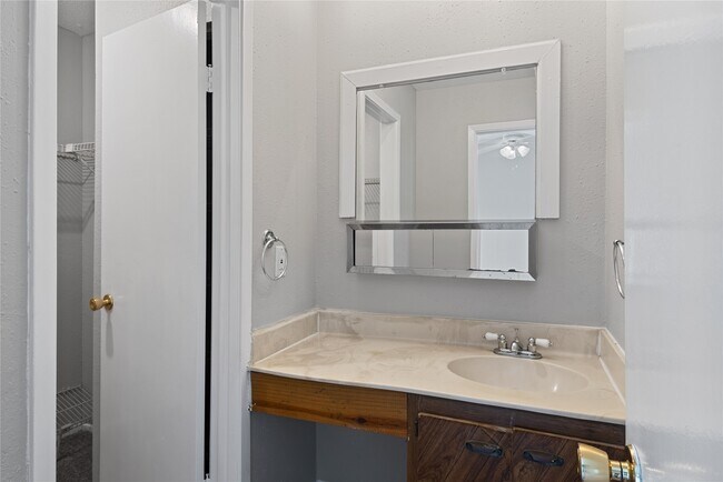 Building Photo - 11211 Pembridge Dr