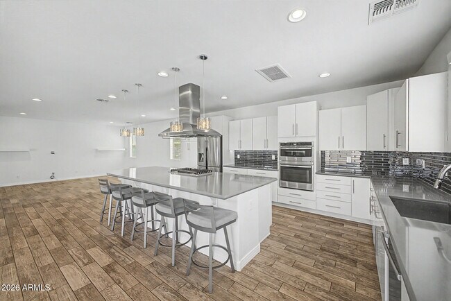 Building Photo - 15912 W Sierra St