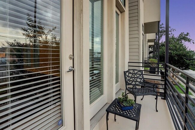 Building Photo - 2114 Sabine St