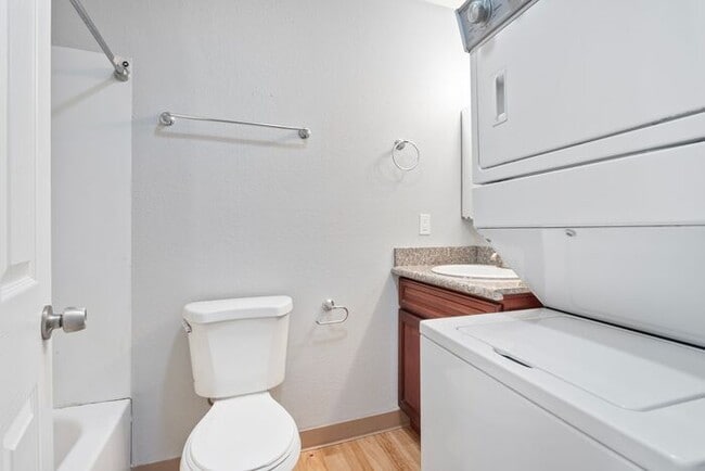 Building Photo - 2 bedroom 1 bath with washer/dryer include...