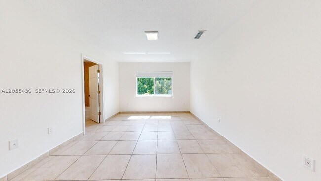 Building Photo - 323 SW 36th Ave
