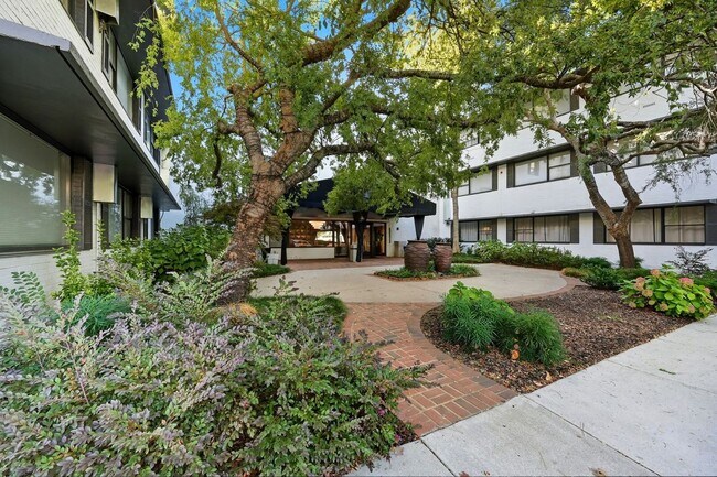 Building Photo - 3645 Peachtree Rd NE