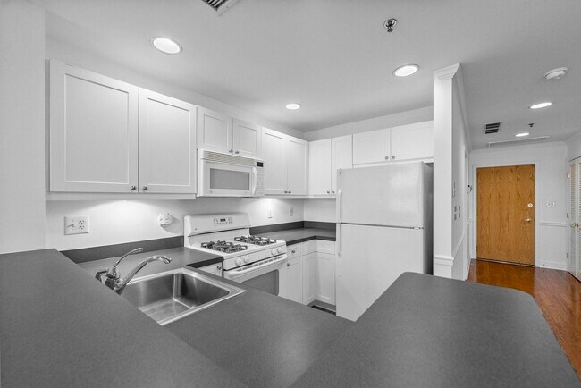 Building Photo - 812 Grand St