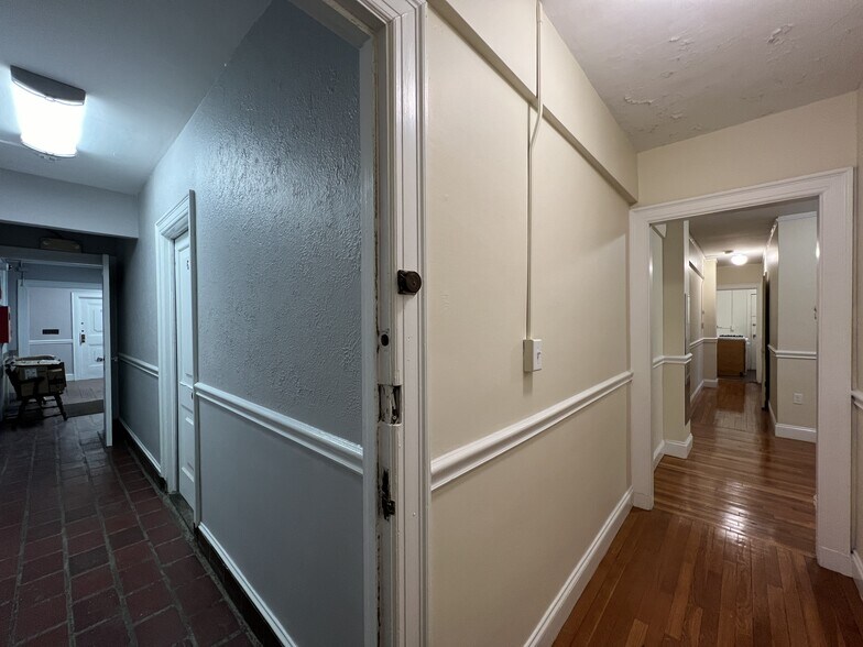 Building Photo - 5 Craigie St