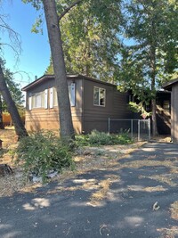 Building Photo - Two Bedroom Two bath home with detached Ga...