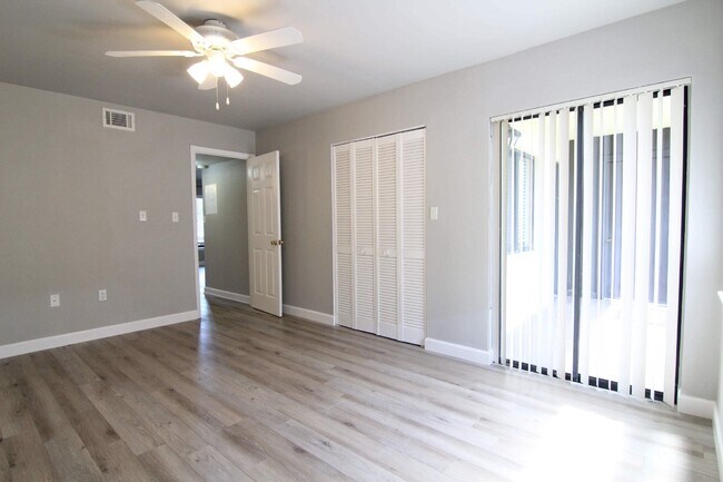 Building Photo - 2/1