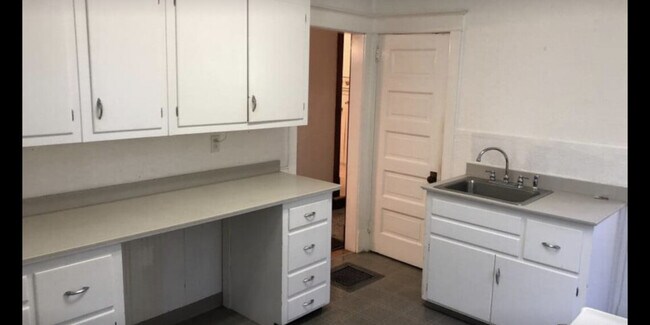 Building Photo - 196 Alpine St