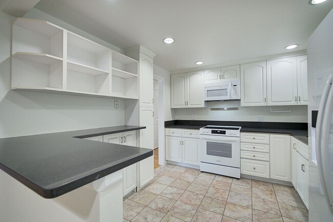 Building Photo - 5Bd/2.25Ba Kirkland Home
