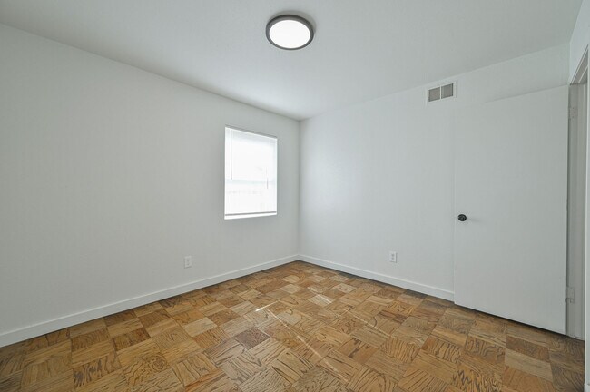 Building Photo - 6104 S Villa Ave