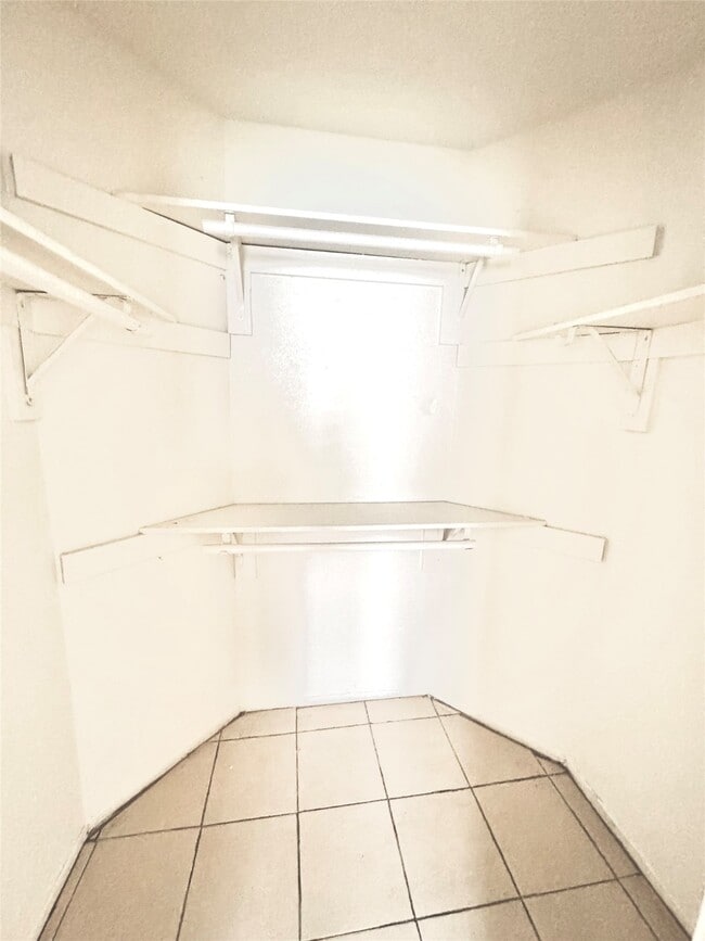 Building Photo - 717 Richcrest Dr