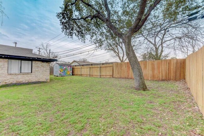 Building Photo - 2005 Cheshire Dr