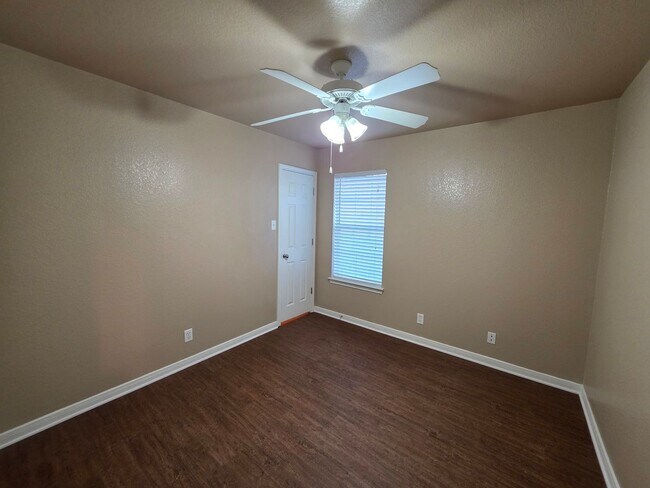 Building Photo - 3 Bedroom / 2 Bath Duplex – NEW FLOORING IN THE BEDROOMS