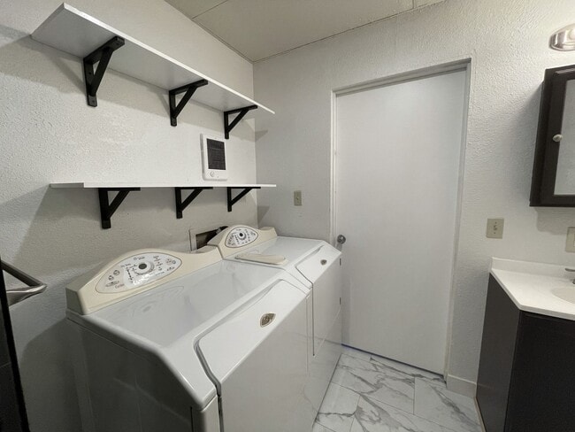 Building Photo - foulc01