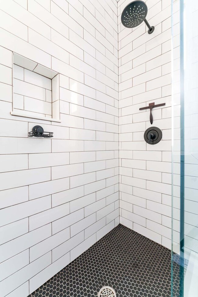 Building Photo - 557 S 6th St