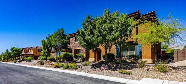 Building Photo - Stunning 5 Bed, 4 Full Baths And 2 Half Ba...