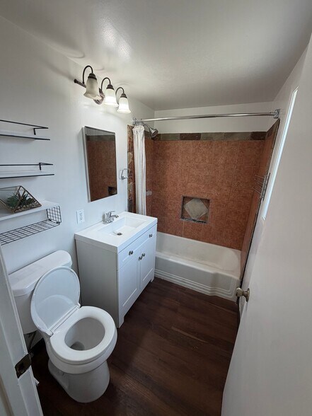 Building Photo - 824 Glenway Dr