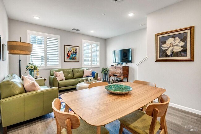 Building Photo - 327 Pear Tree Ln