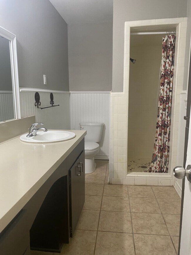 Building Photo - 402 McCarty St