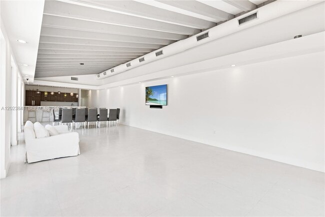 Building Photo - 2457 Collins Ave