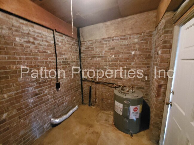 Building Photo - 2201 Apple Valley Rd