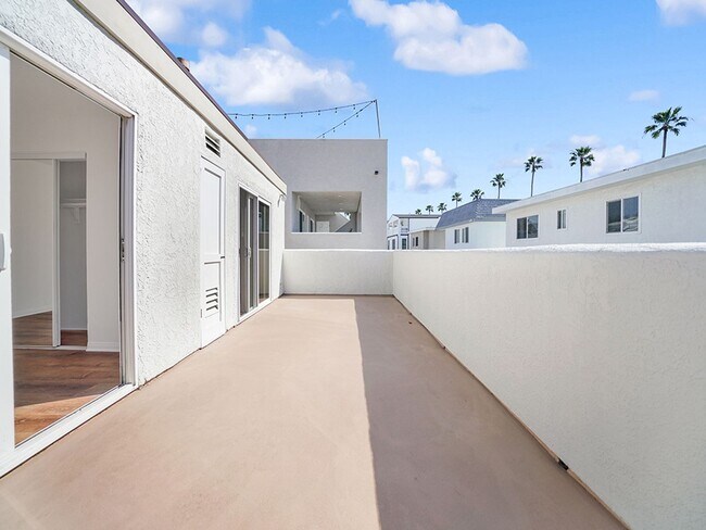 Building Photo - 907 E Balboa Blvd