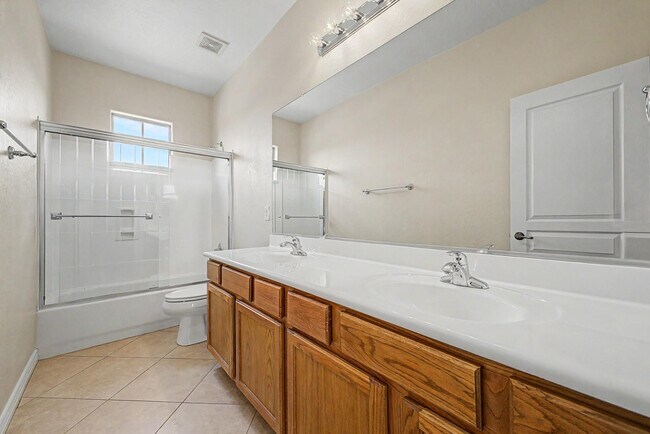 Building Photo - 8425 W Northview Ave