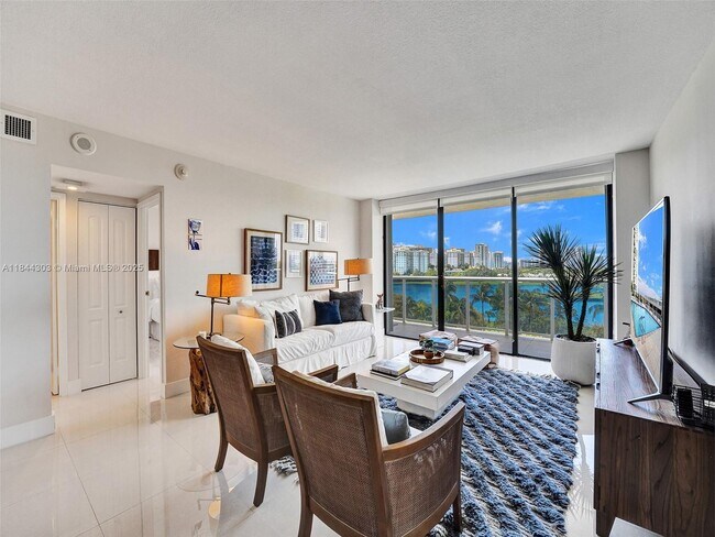 Building Photo - 3625 N Country Club Dr