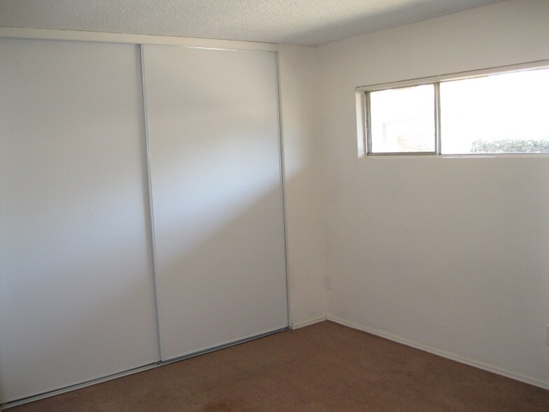 Building Photo - 633 N Fig St