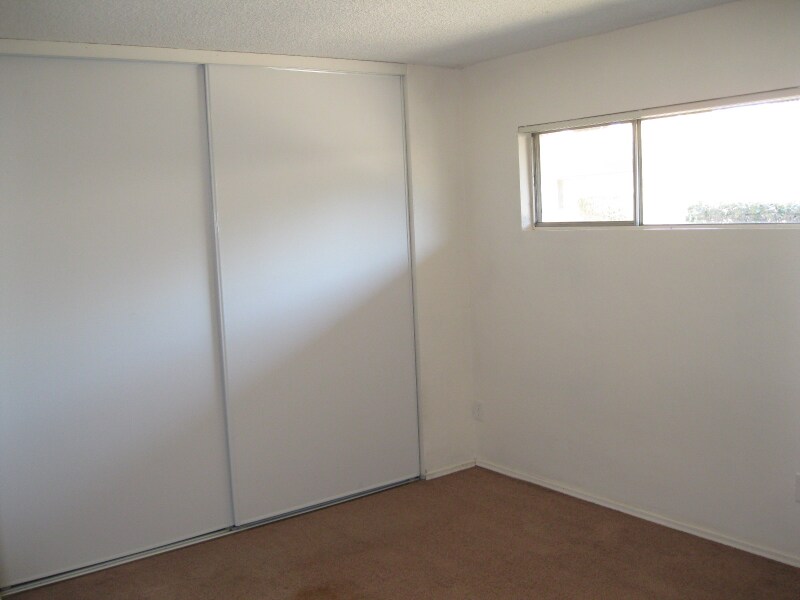 Building Photo - 633 N Fig St