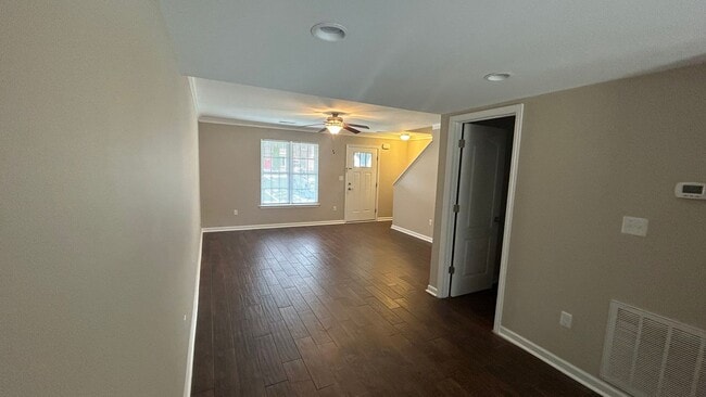 Building Photo - 3 Bedroom Townhouse in Tavern Grove