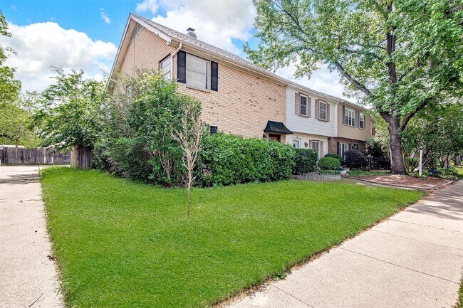 Building Photo - 601 St Charles Dr