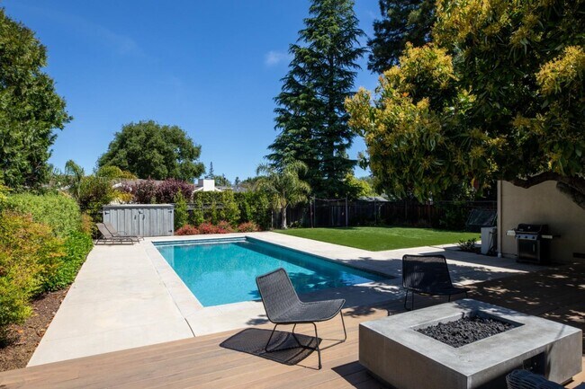 Building Photo - 955 Stanley Ave