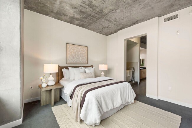 Building Photo - 2 Bed/2 Bath Luxury Condo at The Bond