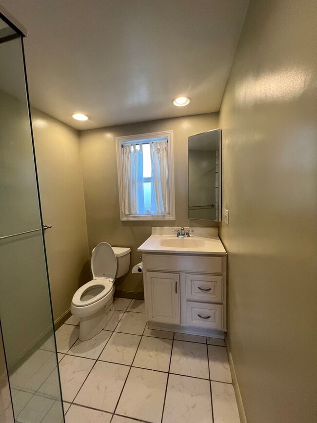 Building Photo - 1 bed, 1 bath Guest unit in Woodland Hills