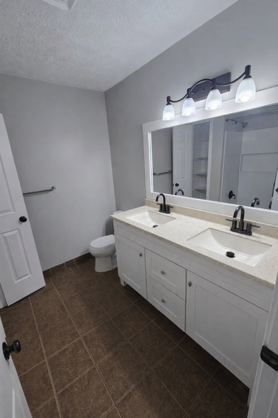 Hallway bath - 4923 Robin Drive