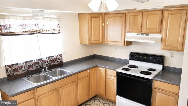 Building Photo - 2561 Robinson Pl