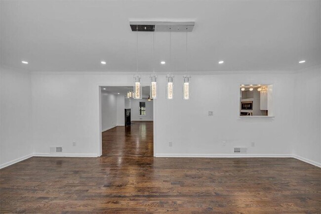 Building Photo - 172 Oak Forest Dr
