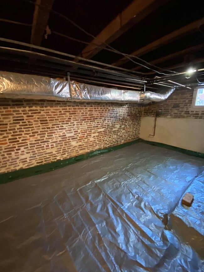 Building Photo - Charming 2 Bedroom/1 Bathroom Townhome in Locust Point, MD!