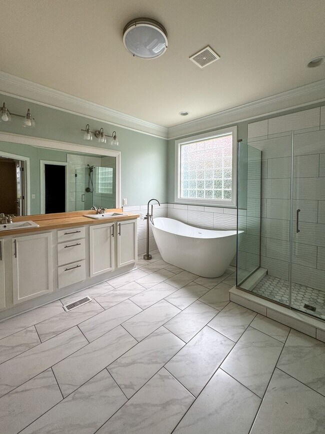 Building Photo - 5 Bedroom Home in Gated Golf Course Community