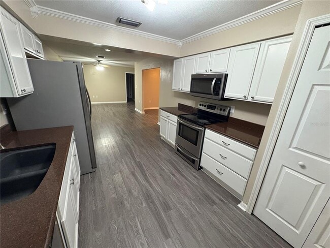 Building Photo - 615 Floral Cir