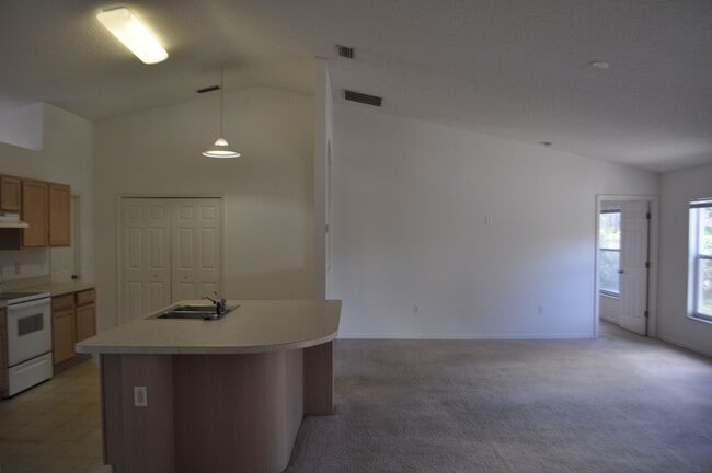 Building Photo - 3 Bedroom 2 Bath Home in Lehigh Woods