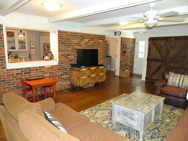 Building Photo - 744 McClure Dr