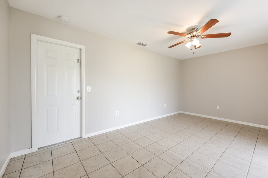 Building Photo - 2122 SE 6th Ln