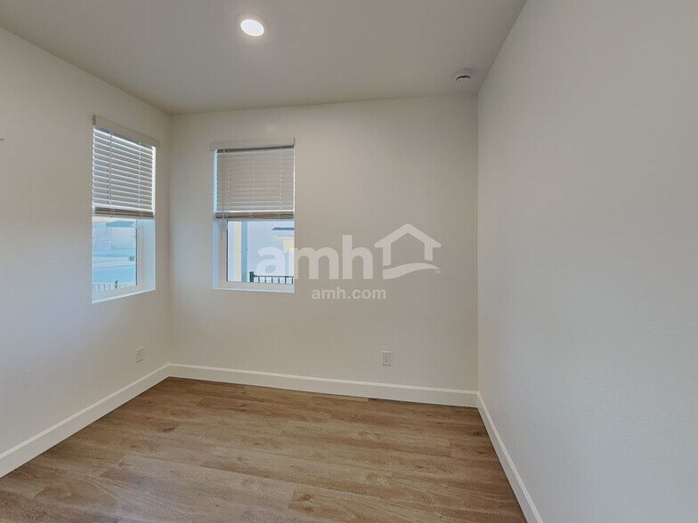 Building Photo - 13937 E 101st Ave