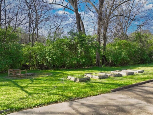 Building Photo - **FURNISHED ONE-SIDE-OF-A-DUPLEX HOME WITH BASEMENT STORAGE MINUTES FROM NASHVILLE WEST AND DOWNT...