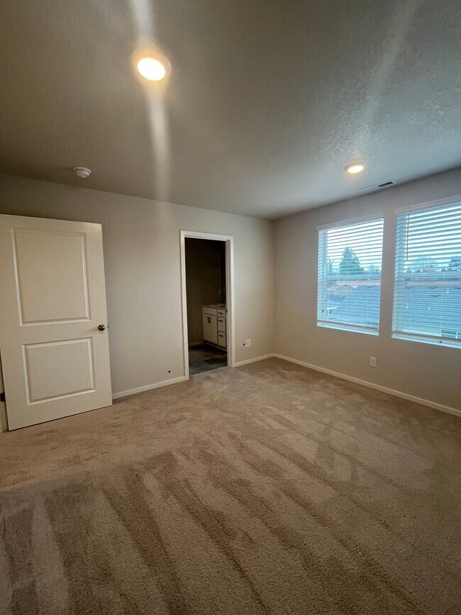 Building Photo - 4-Bedroom 2.5-Bathrrom house in Springfield