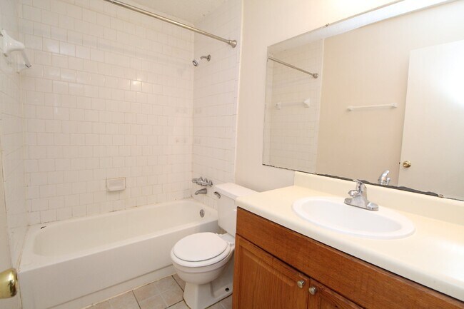 Building Photo - Gulf Breeze 2BR Apartment in Greenbriar with Large Bedrooms, Fenced Patio, Huge Backyard & Water/...