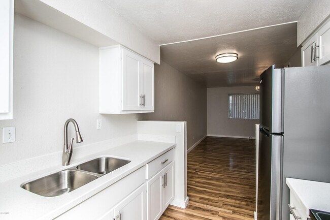 Building Photo - 402 S Beck Ave