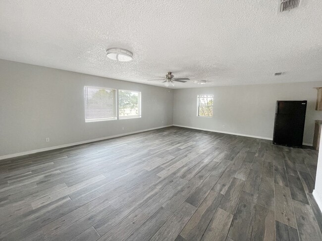 Building Photo - 531 W Spears Dr
